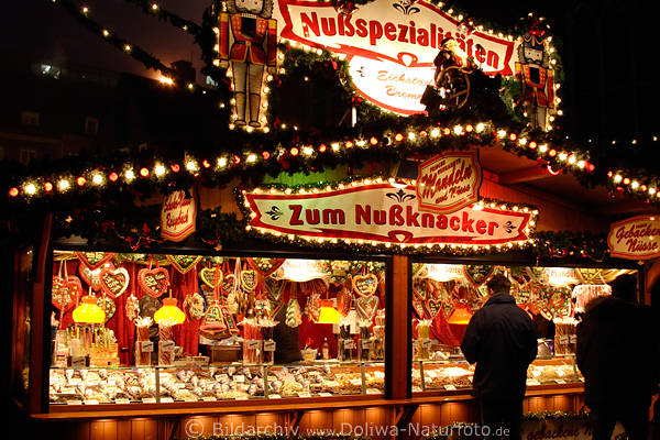 Zum Nuknacker Weihnachtsmarkt Nuspezialitten Stand Adventszeit bunte Lichter in Bremen