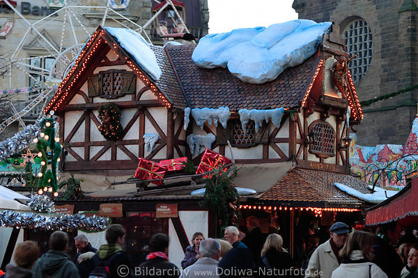 Bremer Weihnachtsstand, Menschen in Weihnachtszeit bummeln, feiern in Hansestadt Bremen
