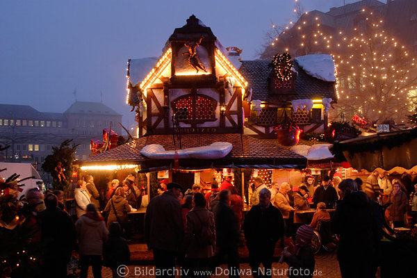 Bremer Weihnachtsmarkt Advent-Romantik Feststand Abendlichter Nebelstimmung mit Menschen