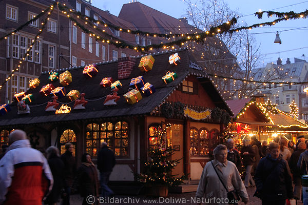 Weihnachtsgeschenke Geschenkeladen in Festschmuck & Paketen auf Dach, Bremen Adventszeit