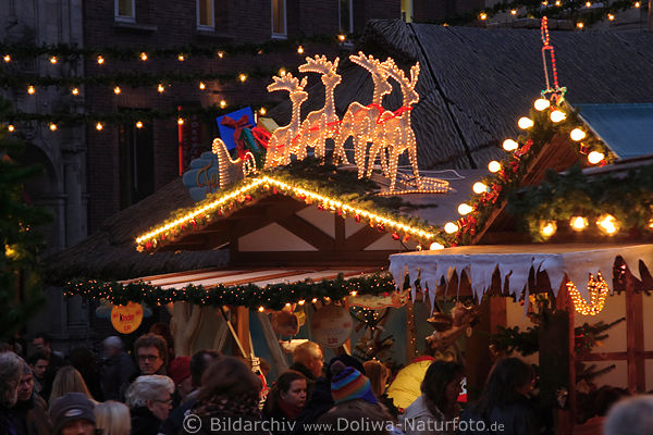 Leuchtende Rentiere Weihnachtsbude Menschen Gedrnge bummeln auf Stadtmarkt Bremen