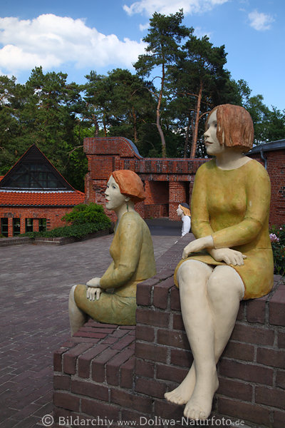 Worpswede Groe Kunstschau Damen Figuren auf Kunstgelnde Ausstellung im Freien am Park des Knstlerdorfes