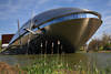 Universum Bremen elliptisches Bauwerk Foto wie Wal im Wasser Teich grner Ufer