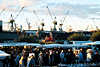 2853_Fischmarktbummel vor Werftkrnen in Hamburg Foto, frhe Sonntagsstunden an Elbe Hafenmarkt