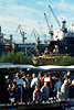 2894_ Fischmarkt Foto, Menschen bummeln vor Werftkrnen, Hamburger Hafenmarkt Besucher bei Bummel am Hafen, an Krnen der Werft