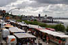 53994_ Hamburg Fischmarkt Foto lange Einkaufsstnde am Elbeufer mit Landungsbrcken Blick und Elbbrise
