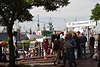 54820_ Zahlreiche Besucher beim Fischmarkteingang in Foto, Hamburger Fischmarkt Gste an Hafenpromenade