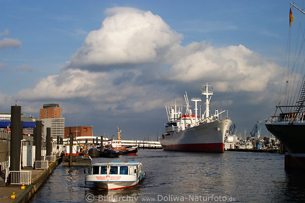Hamburg Hafen-Barkasse Ausflugsboot Elbfahrt am Cap-San-Diego Schiff