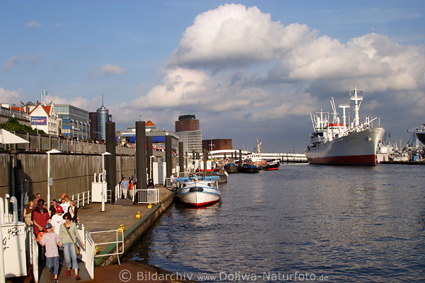 Touristen an Kai in Hamburg nach Hafenrundfahrt mit Barkasse, Kai & Schiffe in Hafenfotografie