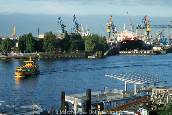 Schiff Elbe Fahrt vor Blohm+Voss Werft Landungsbrcken Hamburg Touristikhafen