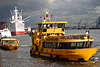 51805_ Altenwerder Schiff, gelber Linienschiff, Schnellboot in Fahrt auf Elbe an Hamburger Landungsbrcken