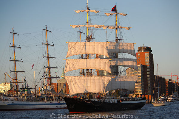 Zweimastsegler Mercedes Schiff voller Segeln bei Hafenfestparade Hamburg