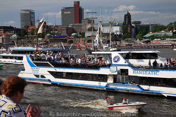 Hamburg Elbufer Besucher Schiffsparade nah Erlebnis live Hafengeburtstag Foto