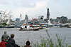 41605_ Hamburg Besucher bei Hafengeburtstag Schiffsparade an Elbe in Foto, Zuschauer bei Hafenfest