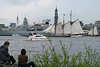 41606_ Paar Zuschauer an Elbe bei Hamburg Hafengeburtstag Foto: Schiffsparade vor Michel Kirchturm
