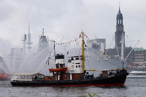 Schlepper Goliath in Feuerwehrschiff Wasserfontnen vor Michelturm