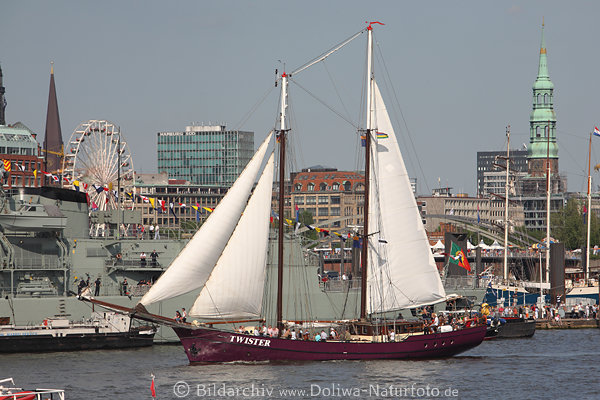 Twister Zweimaster Jacht unter Segeln auf Elbe Hafengeburtstag Schiffsparade in Hamburg