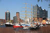 Schiffsarmada Parade vor Elbphilharmonie Hamburg Skyline Foto Hafengeburtstag