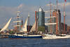 Atlantis Schiffsparade Foto vor Hochtrmen Hamburger Hafen mit Loth Lorien Bild