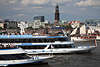 Hamburg Hafengeburtstag Schiffsparade Foto, dichter Schiffsverkehr auf Elbe vor Michel & Landungsbrcken