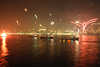Neujahr Begrung in Hamburg Panoramafoto an Elbe Feuerwerke Hafen Nachtlichter an Landungsbrcken