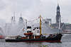 Schlepper Goliath in Feuerwehrschiff 41570_ Wasserfontnen vor Michelturm in Hamburg Hafen