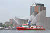 Feuerwehrschiffe Fotos gespritzte Wasserfontnen bei Hamburger Hafengeburtstag Schiffsparade