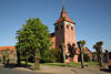 Bleckede Kirche am Markt Backsteinturm Bume ohne Krone Rotdachhuser