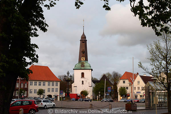 Gl�ckstadt Marktplatz Kirche in Abendstimmung