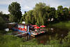 108639_Hiddos Arche Foto Hitzacker Fluss-Caf auf Barke im Wasserkanal Naturidylle Hausboot unter Bumen