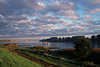 2770_ Elbe Fhre Hoopte Morgendmmerung Schifffahrt in Flusslandschaft Foto Wolkenstimmung