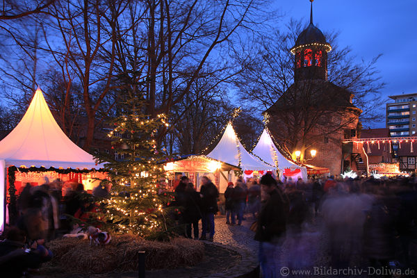 Lauenburger Weihnachtsmarkt um Burgturm Weihnachtsbaum Nachtlichter