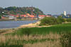 1400055_Lauenburg Elbe Flussufer Stdchen grne Naturidylle am Wasser Foto Elbreise Naturbild
