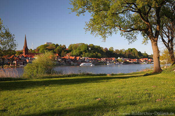 Elbstadt Lauenburg Flussufer Panoramafoto ber Grnwiese Schiff in Elbwasser