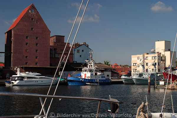 Heiligenhafen Schiffsflotte Yacht Damond & Marineschiffe in Hafenbild