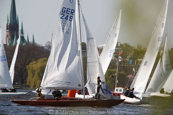 Hamburg Alster-Segler Segelboote Regatta im windigen Wasser