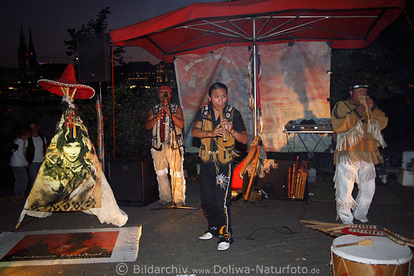Virakotscha Indianer Rythmen aus Ecuador Musiker unter Zelt in Hamburg Alstervergngen