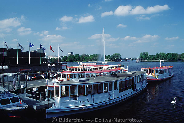 Hamburg Alsterschiffe Hafen Jungfernstieg Binnenalster mit Wasserfontne