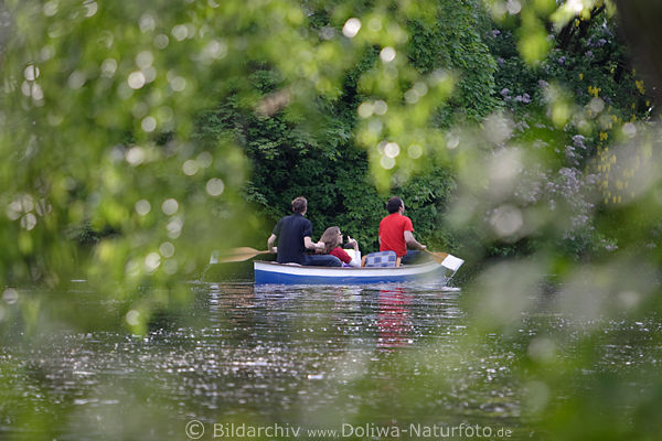 Kanuten in Alsterkanal Hamburg Kanuwanderer paddeln in Wasserweg grne Natur