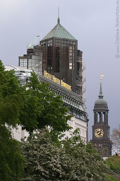 Hamburg Hafen Hotel vor St. Michaelis Kirchturm mit Uhr Michel Fotografie ber Landungsbrcken