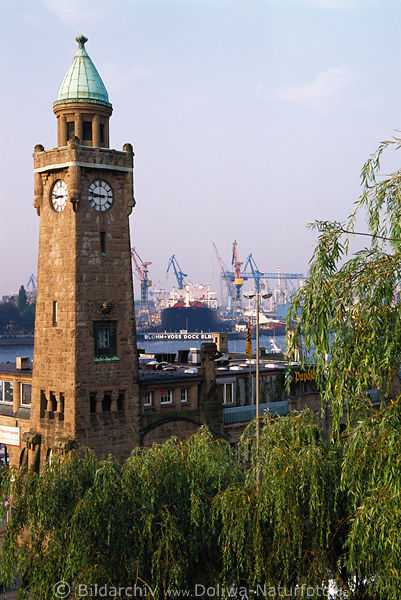 Hamburg Turm von Landungsbrcken mit Uhr Schiff im Trockendock Werft Blohm & Voss hinter Grnbume