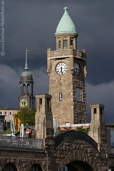 Hamburg Landungsbrcken Turm mit Uhr + Michel Kirchturm mit Uhr Wahrzeichen Paar am Hafen