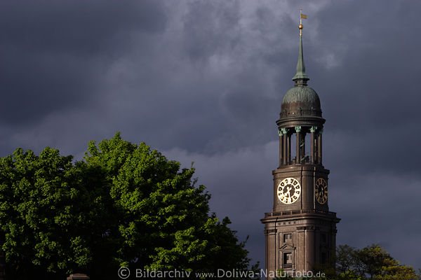 Michel Kirchturm Uhr in Abendlicht Stimmung am Himmel dunkle Wolken