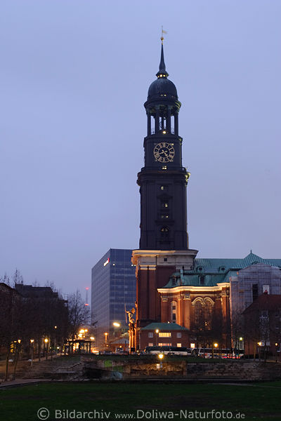 Hamburg St. Michaelis Kirche Abendlichter Michel Kirchturm mit Uhr