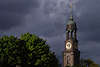 51875_ Michel Kirchturm der St. Michaelis Kirche, Turm mit Uhr in Bild, Hamburger Wahrzeichen