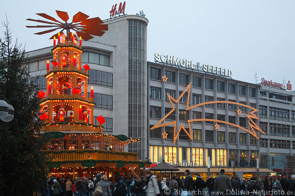 Weihnachtskrippe  Weihnachtsstern an Schmorl uv Seefeld Gebude in Hannover Stadtzentrum