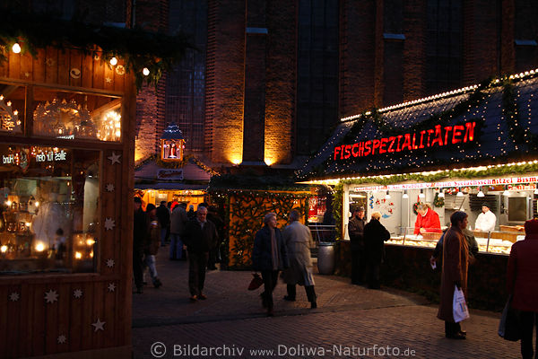 Hannoveraner Weihnachtsmarkt an Kirche, Advent Weihnachtsfest in Altstadt Architektur