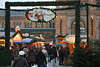 711410_ Hannover Weihnachtsmarkt am Bahnhof in Foto, Hannoveraner am Hauptbahnhof beim Weihnachtsfest