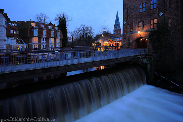 Wasserkaskade Ilmenaufall Damm Flussbrücke Lüneburg-Altstadt Türme Weihnachtsmarkt Nachtlichter