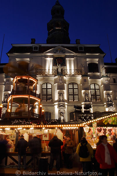Lneburger Weihnachtstand Rotlicht unterm Rathaus in Weihnachtslichter